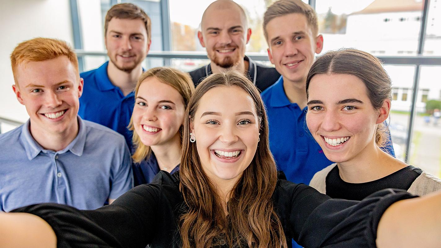 Eine Gruppe junger Menschen macht ein Selfie.