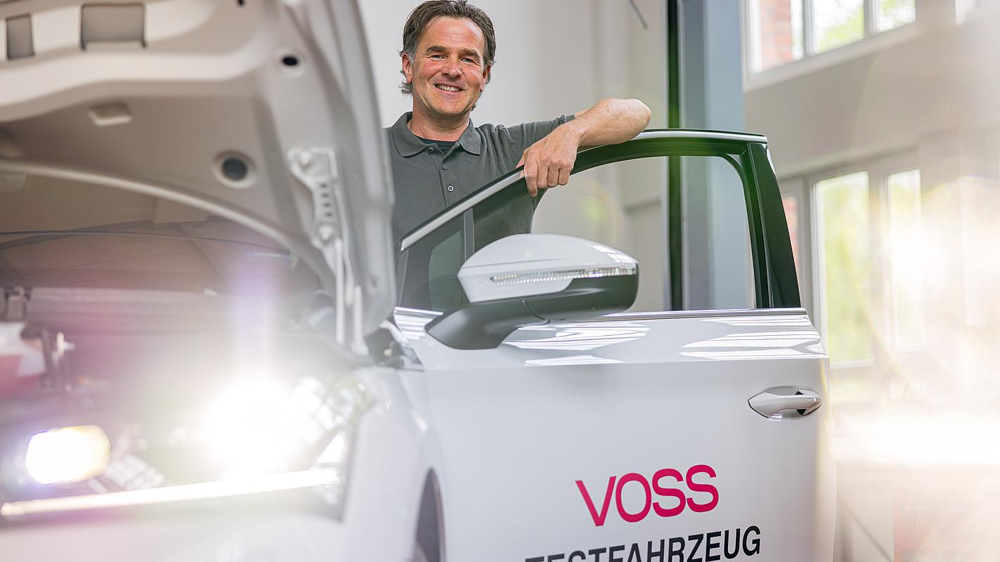 VOSS Mitarbeiter am Auto.