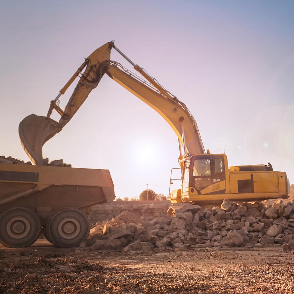 Mobile und fahrbare Arbeitsmaschinen wie Bagger im Einsatz auf einer Baustelle/in einer Baugrube