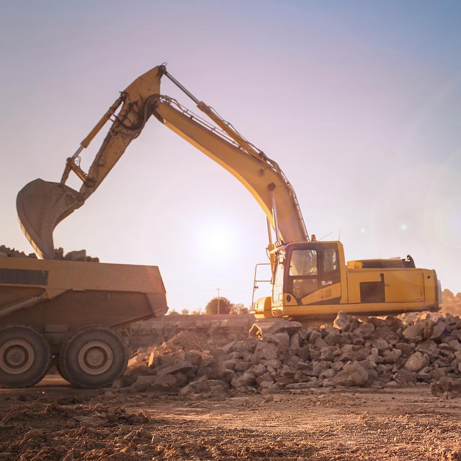 Mobile und fahrbare Arbeitsmaschinen wie Bagger im Einsatz auf einer Baustelle/in einer Baugrube