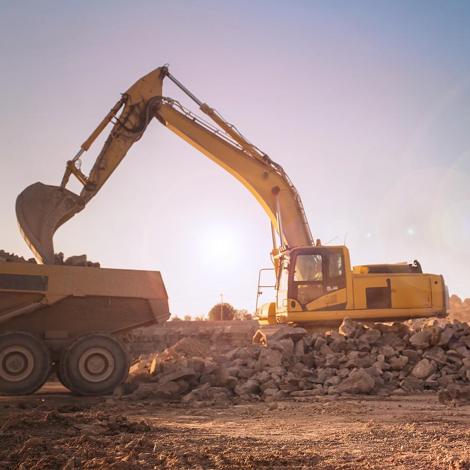 Mobile und fahrbare Arbeitsmaschinen wie Bagger im Einsatz auf einer Baustelle/in einer Baugrube