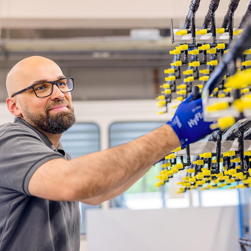 VOSS Mitarbeiter bei der Produktion.