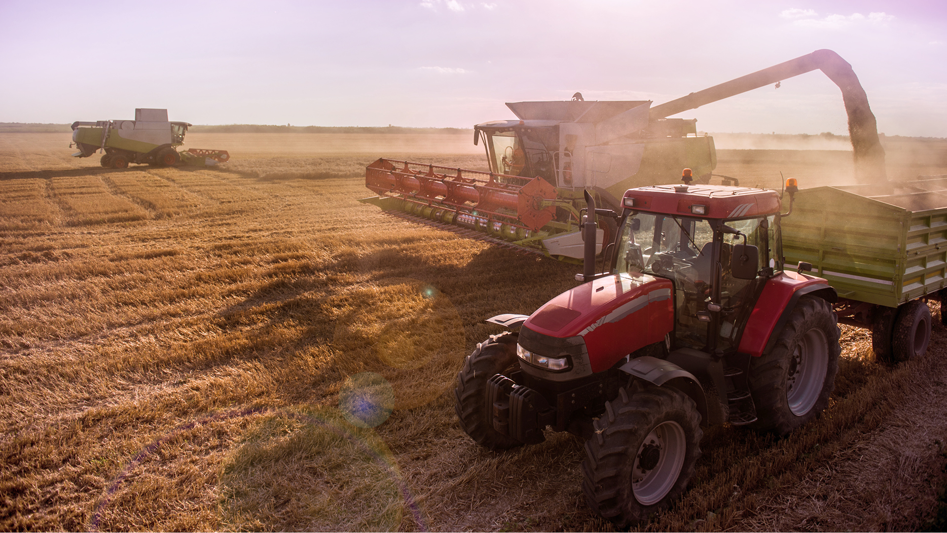 Traktor und Mähdrescher auf dem Feld.