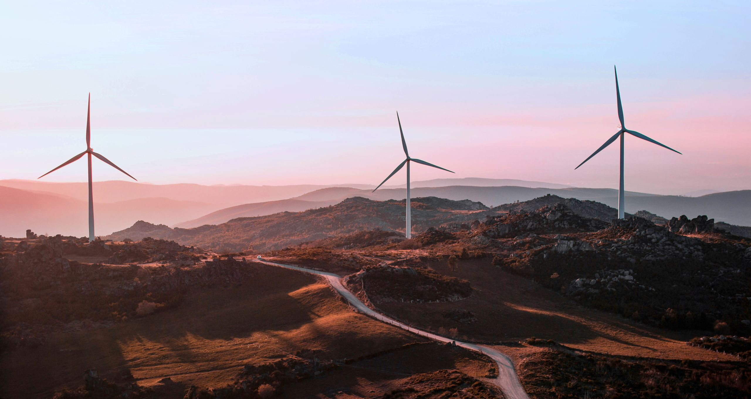 Landschaft mit Windrädern.